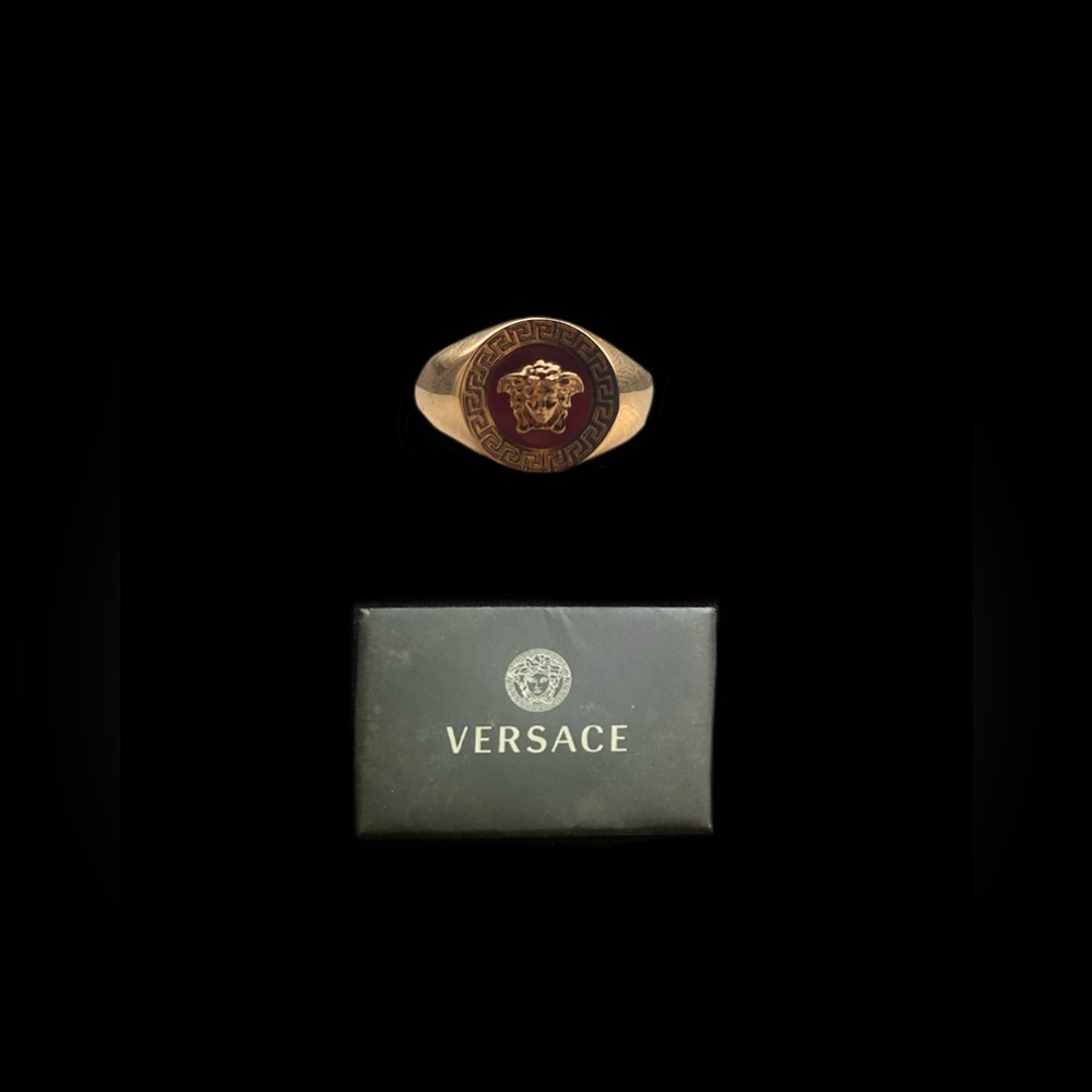 *BRAND NEW* Authentic Versace Greca Engraved Enamel Signet Round